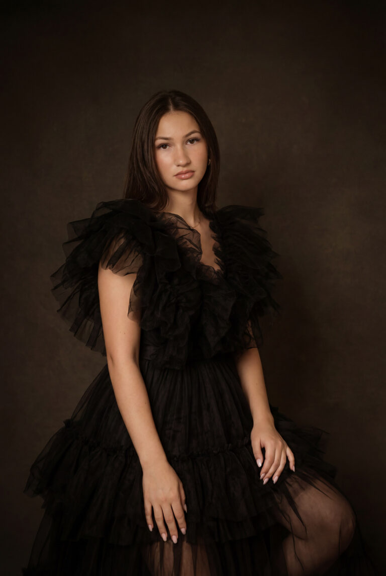 fina art photographie de jeune femme en robe noire